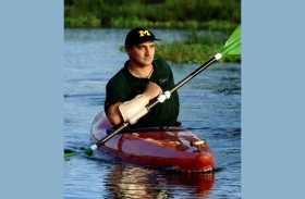 نجا بمعجزة من مواجهة مع فرس نهر عملاق