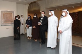 وفد من السفارة الأمريكية يزور مهرجان الفنون الإسلامية في الشارقة