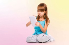 هل طفلك يستخدم الهاتف كثيراً؟ انتبه لهذا المرض الشائع!