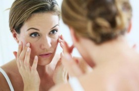 أسلوب الحياة غير الصحي يضر البشرة