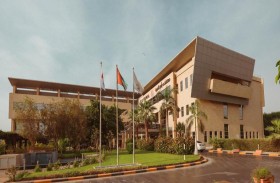 مستشفى رأس الخيمة ينظم اختبارات كوفيد - 19 على جميع العاملين