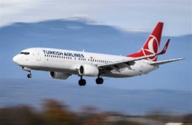 تشبث بالطائرة خلسة ونجا من الموت بأعجوبة