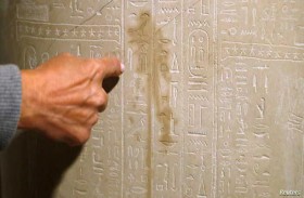 مراهقون يرسمون غرافيتي خارج أحد أشهر متاحف برلين