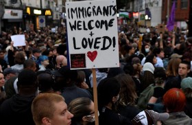 ليلة هادئة في بريطانيا.. وتظاهرات سلمية مناهضة للعنصرية 