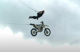 قفزة توم كروز .. دراجة ومظلة من ارتفاع لا يصدق