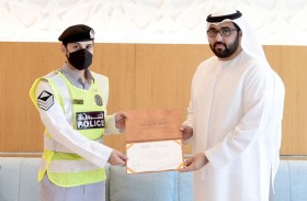 ولي عهد أم القيوين يكرم رقيبا أول شرطة 