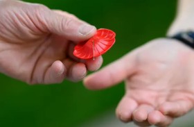 «حركة» في أصابع اليدين تنذر بمشكلة خطيرة في الرئة