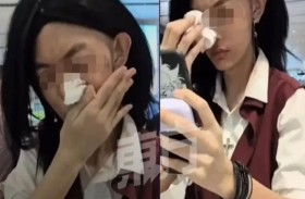 في المطار.. توبيخ امرأة وإجبارها على إزالة مكياجها!