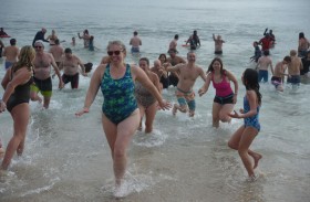 «غطس قطبي» في المياه الجليدية برأس السنة 