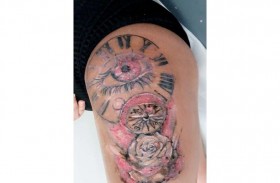 تكاد تفقد ساقها بسبب وشم