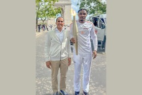 سالم القاسمي يشارك في مسيرة  «الشعلة الأولمبية» بباريس