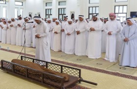 ولي عهد أم القيوين يؤدي صلاة الجنازة على جثمان الشيخ إبراهيم بن أحمد بن حمد المعلا