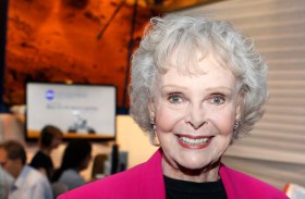 وفاة الممثلة الأمريكية جون لوكهارت عن 100 عام