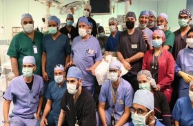 فصل رضيعة عن توأمها وقُبلة على رأس الطبيب