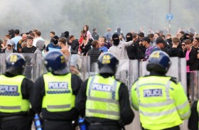 من هم المحتجون ضد المهاجرين في بريطانيا؟