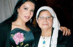 سمية الخشاب تنهار في وداع والدتها