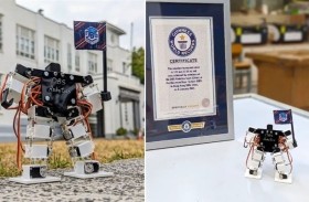 يدخلون غينيس بأصغر روبوت في العالم