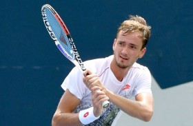 مدفيديف بصعوبة إلى المربع الأخير في دورة تورونتو  