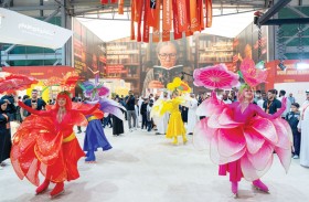 فرق فنية تحوّل أروقة الشارقة الدولي للكتاب إلى حديقة من الزهور المتحركة