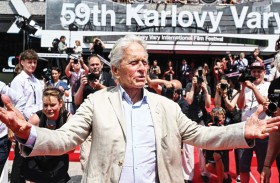 مايكل دوجلاس: السياسة الأمريكية الآن تبدو وكأنها تسعى للربح