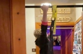 يحول منزله إلى مضمار تسلق لأجل طفله