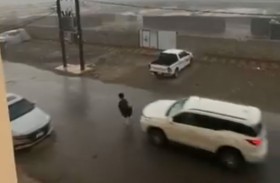 دهس طفل أثناء ركضه فرحاً بالمطر 