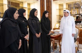 حميد بن راشد يستقبل موظفات الديوان الأميري بعجمان .. ويشيد بإنجازات المرأة الإماراتية في تعزيز تنمية الوطن