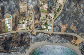 الحرائق تحول جزيرة سياحية إلى رماد