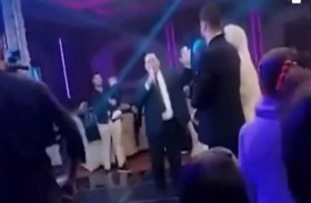 يطلق زوجته في مكبر الصوت أثناء زفاف ابنتهما 