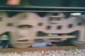 يخاطر بحياته تحت قطار سريع لتصوير مقطع