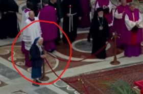 فيديو لسيدة تكسر بروتوكول وداع البابا فرنسيس