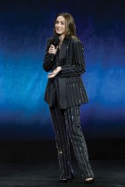 الممثلة الكوبية الإسبانية آنا دي أرماس تتحدث على خشبة المسرح خلال عرض Lionsgate في لاس فيغاس، نيفادا. (ا ف ب)