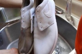 تنظف  حذائها بمعجون الأسنان