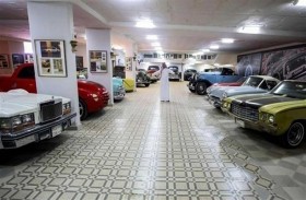 يحول منزله معرض سيارات للطرازات الفريدة