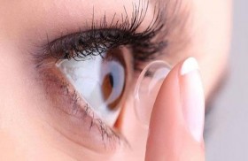 يخترع روبوتاً لوضع وإزالة العدسات اللاصقة