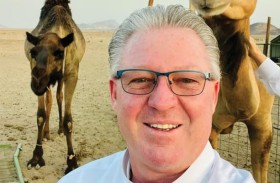 أمريكي يحتفي بولادة ناقته