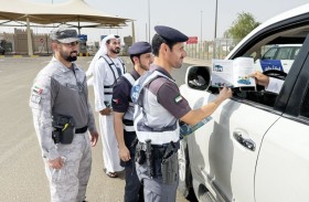 شرطة أبوظبي تنفذ توعية مرورية للسائقين المسافرين برًا