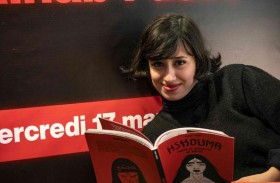 فنانة توظف الرسوم المصورة لتحرير المرأة