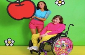 تستخدمان الكراسي المتحركة لعرض الأزياء