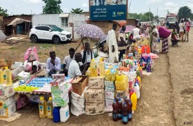 مهندس يصنع الصابون ومعلمة تبيع الخبز .. الحرب تغير أنماط حياة السودانيين 