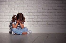 طفلة تُخدّر وتُخنق بيد والديها.. ودراما نتفليكس تُحيي القضية بعد 12 عاماً