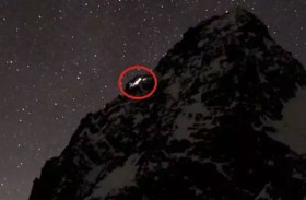 كاميرا توثق لحظة موت متسلقة على جبل متجمد 