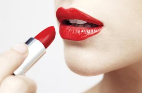 تحذير من زيوت  في مستحضرات العناية بالشفاه