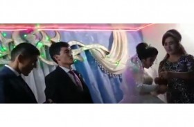 عريس ينتقم من عروسه في حفل الزفاف