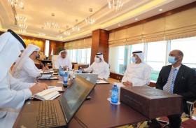 ضاحي خلفان يطلع على دليل تنظيم التحقيق بوزارة الداخلية