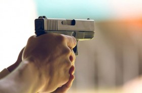 يطلق النار على سيارات الجيران 