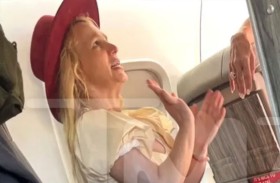 تحذير رسمي لبريتني سبيرز بسبب تدخينها على متن الطائرة