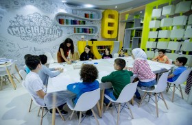 الطباعة بالشاشة الحريرية.. مهارة جديدة تمكّن الأطفال من طباعة تصميمات مختلفة بأبسط الوسائل