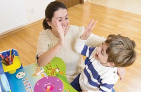 كيف تكافىء طفلك على سلوكه الإيجابي؟