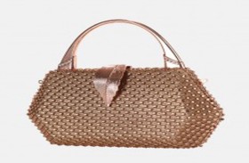 الحقائب المرصعة بالستراس لإطلالة صيفية فاخرة